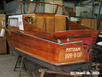 Heckansicht Kajütboot Variant