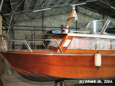 Familienboot Variant, Backbordseite, Bug- Kajütenansicht seitlich Familienboot Variant, Backbordseite, Bug- Kajütenansicht seitlich