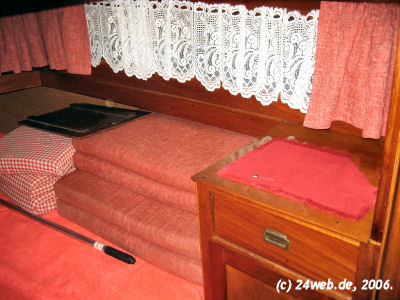 Steuerbord ein kleinerer Schrank mit Schublade