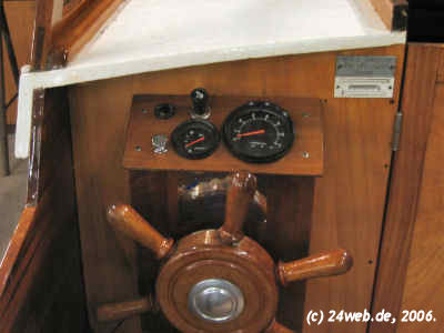 Motorboot Variant, Steuerpult mit Instrumententafel