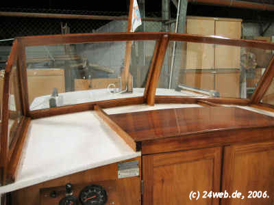Motorboot Variant, Blick übers Deck, Kajüte geschlossen Motorboot Variant, Blick übers Deck, Kajüte geschlossen