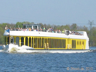 Das neue Fahrgastschiff auf dem Weg zum Baumblütenfest in Werder an Havel.