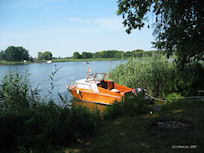 Kajütboot Variant am Ufer