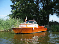 Kajütboot Variant Liegestelle an der Havel