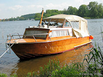 Kajütboot Variant am Ufer der Havel