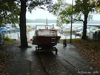 Kajütboot Variant auf dem Slipwagen